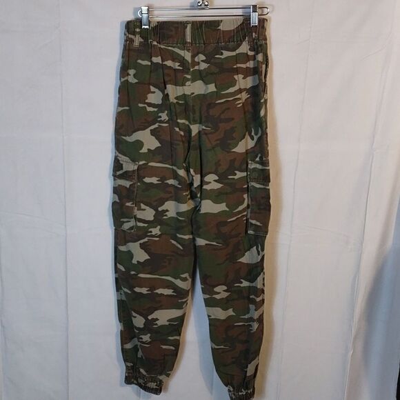 Forever 21 Women's Camo Cargo Jeans - Picture 3 of 9